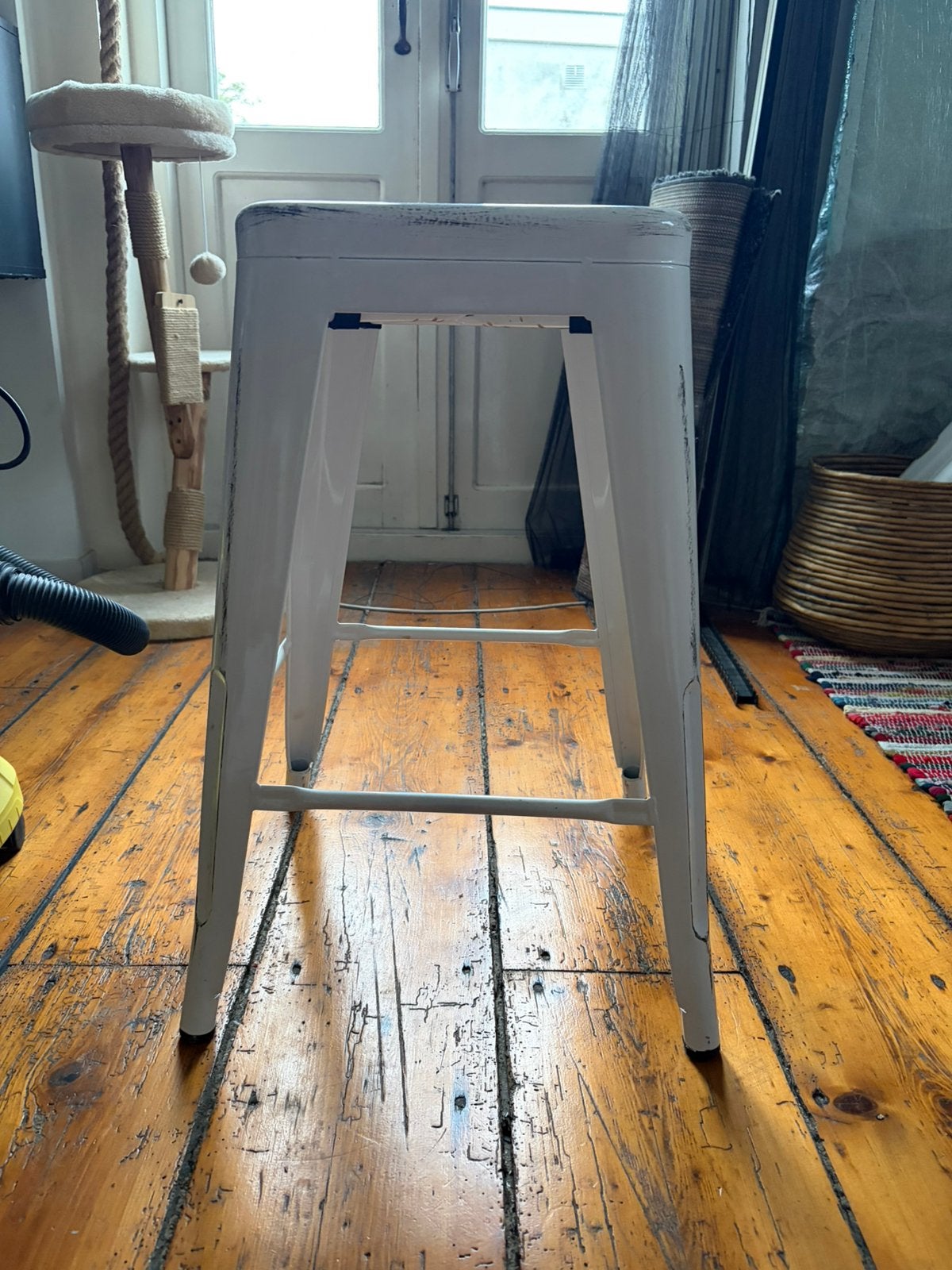 Industriële witte krukken 2x stapelbaar, Ophalen, Met voetsteun, 60 tot 90 cm, Zo goed als nieuw