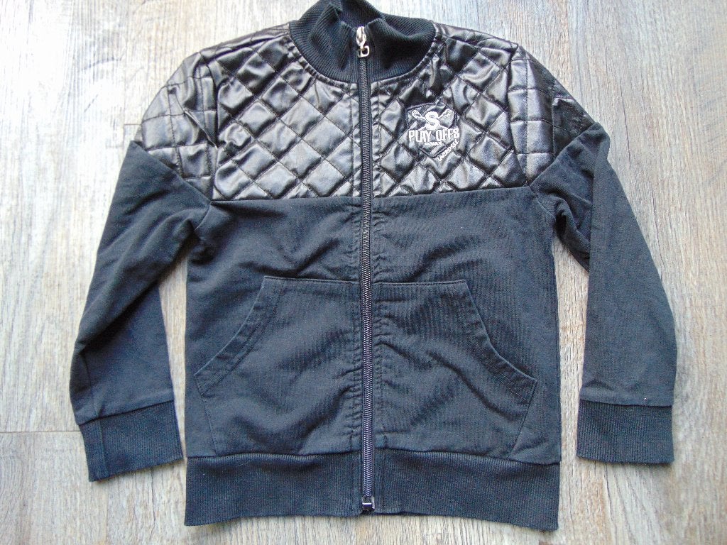 Skurk vest zwart sweatvest maat 104 / 110 vestje, Skurk, Trui of Vest, Ophalen of Verzenden, Zo goed als nieuw