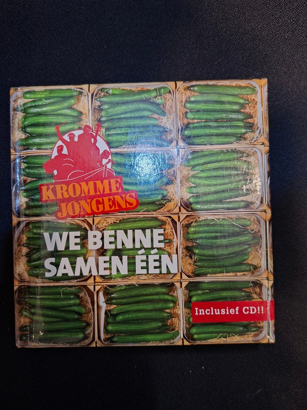 Kromme Jongens - We Benne Samen Eén CD met boek, Ophalen of Verzenden, Zo goed als nieuw, Inclusief boekje, Streekmuziek