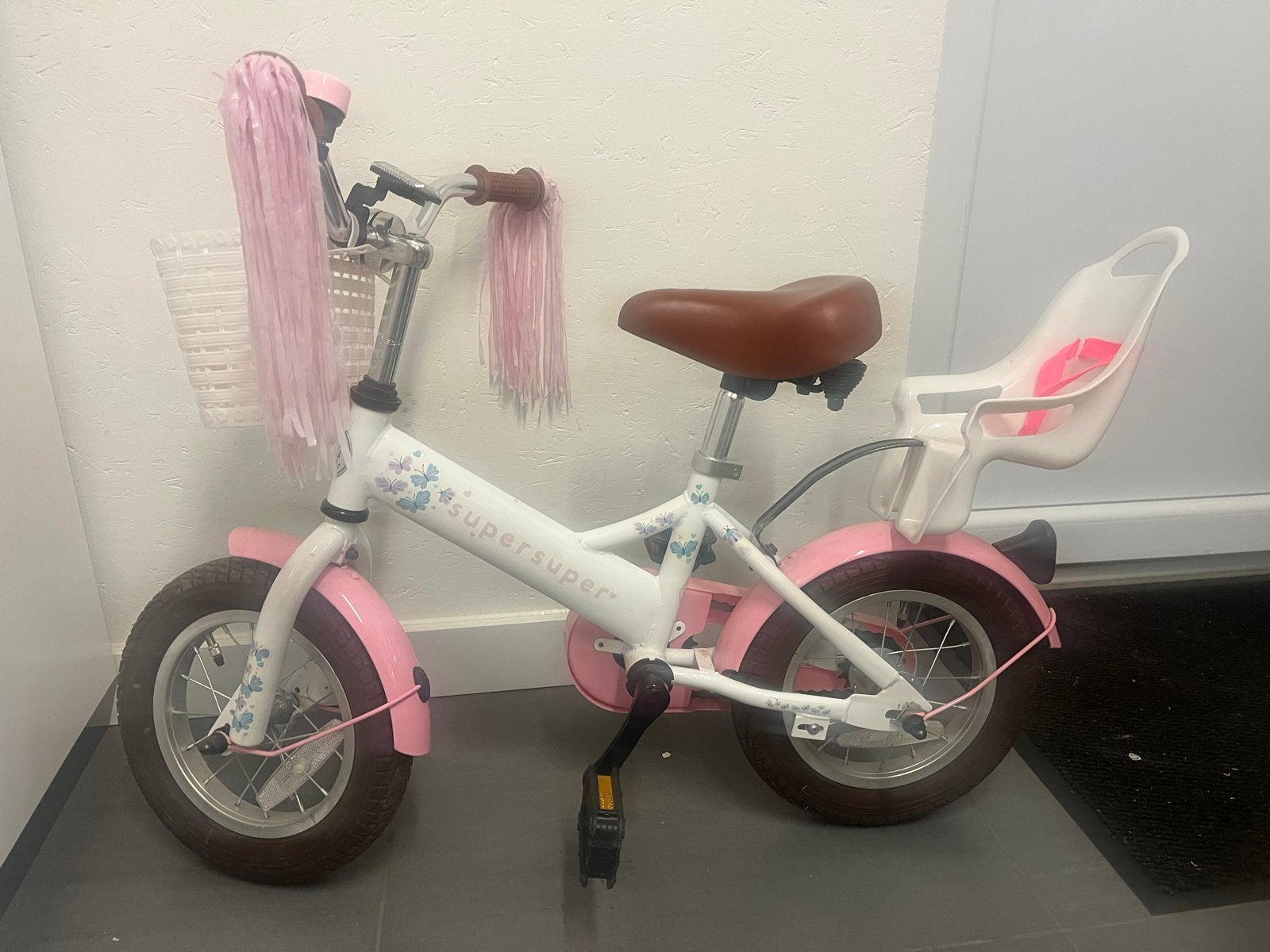 Supersuper Lola kinderfiets 12 inch + zijwieltjes zie foto’s, Fietsen en Brommers, Fietsen | Kinderfietsjes, Ophalen, Terugtraprem