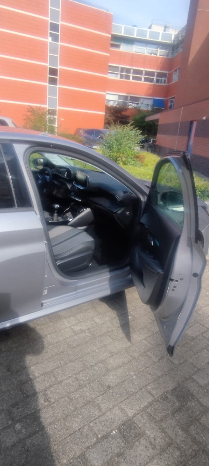 Foto 8 van Peugeot 208 1.2 Puretech 100pk 2023 Grijs