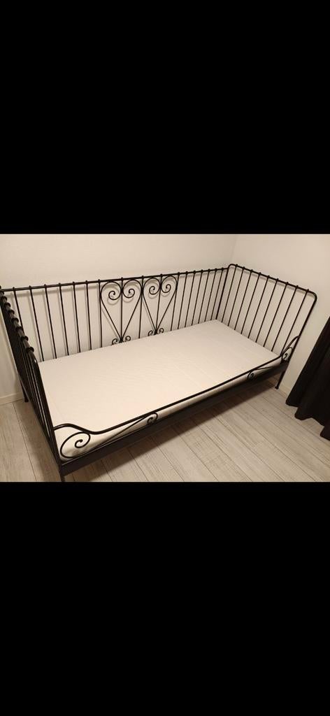 Eenpersoonsbed met nauwelijks gebruikt matras, Ophalen, 90 cm, Eenpersoons, Zwart