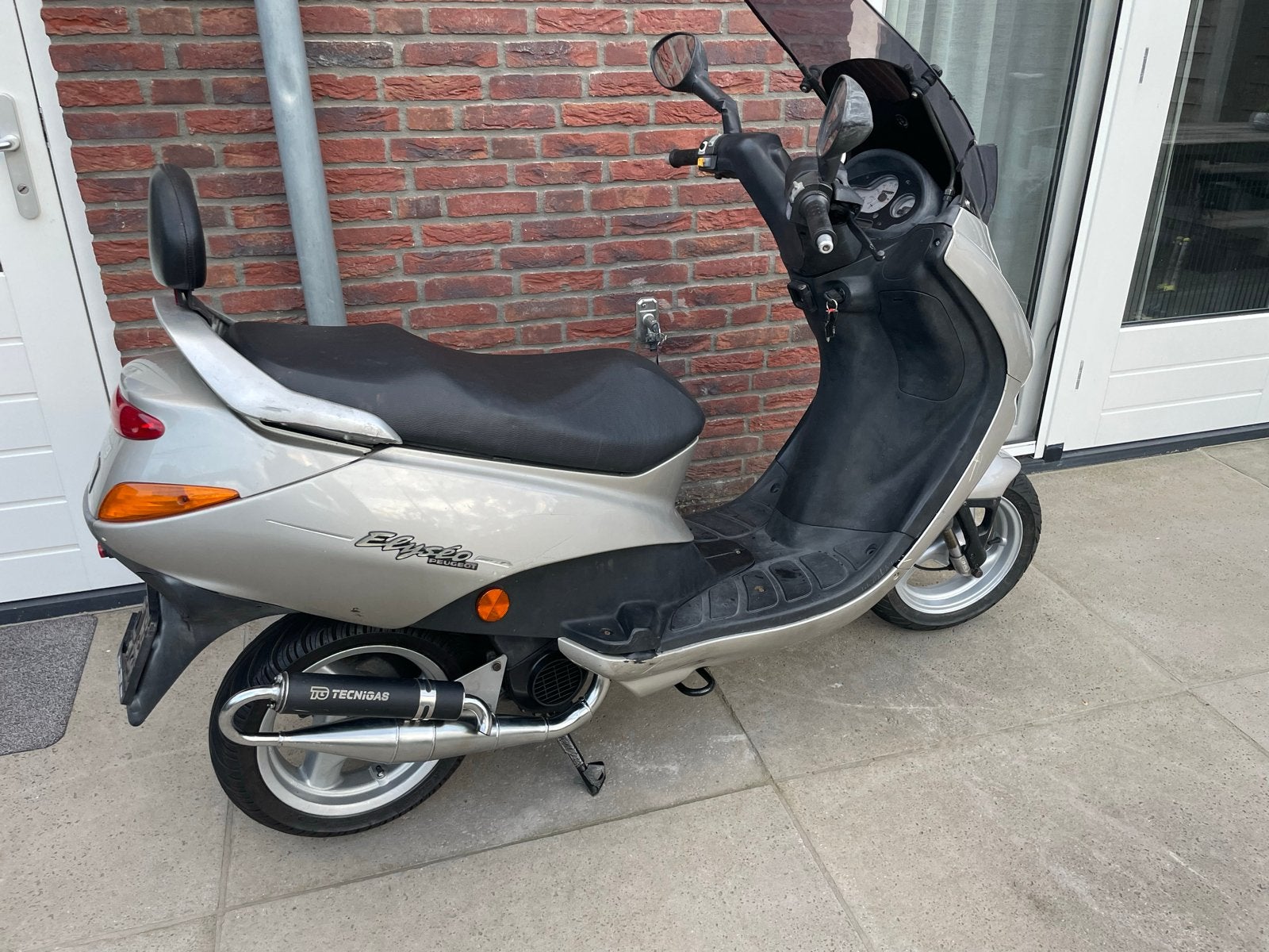 Peugeot Elyseo met Chrome Technigas uitlaat en windscherm, Ophalen, Gebruikt, Uitlaat
