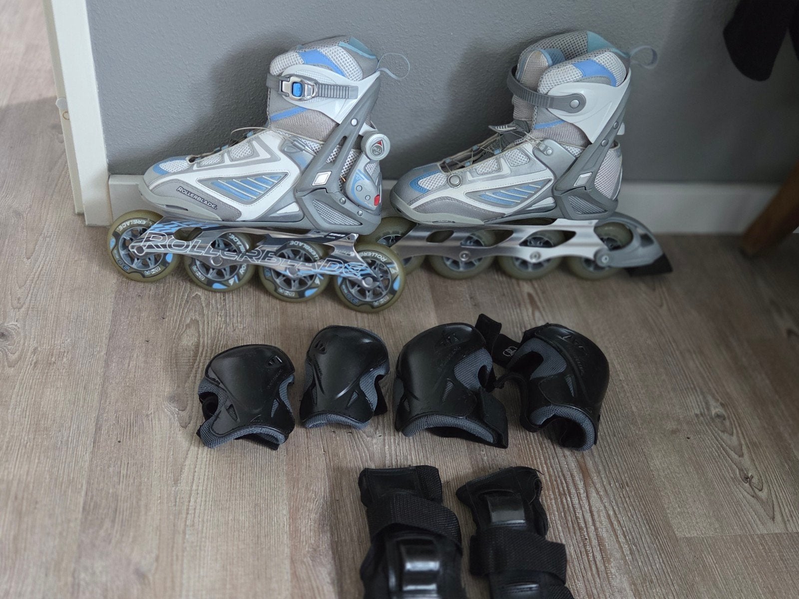 Rollerblade inline skates met bescherming en tas, Ophalen of Verzenden, Zo goed als nieuw, Dames, Inline skates 4 wielen
