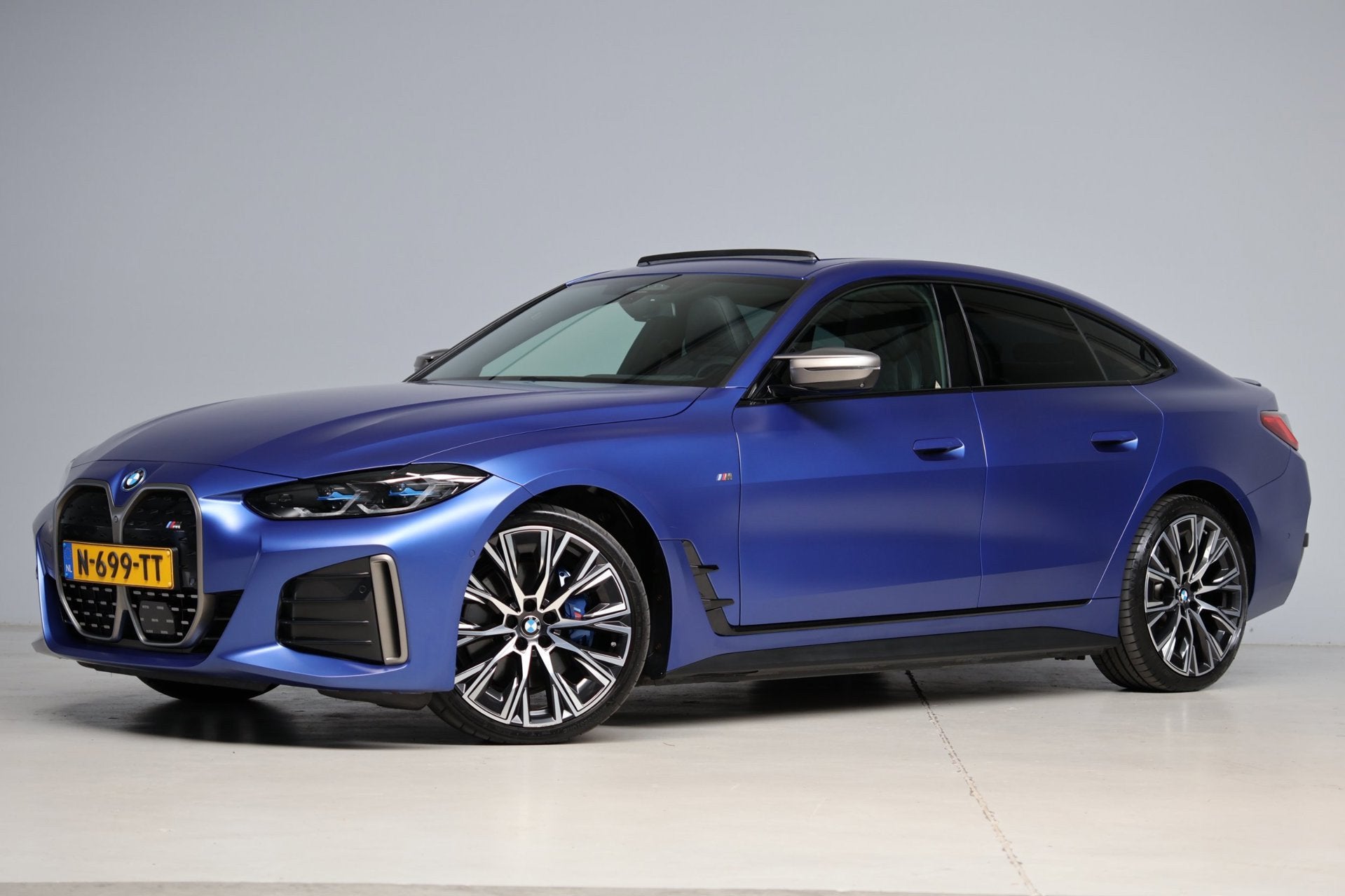 BMW I4 M50 High Executive M-sport | schuifkanteldak | m-spor, Auto's, BMW, Gebruikt, Zwart, 110 €/maand, Blauw
