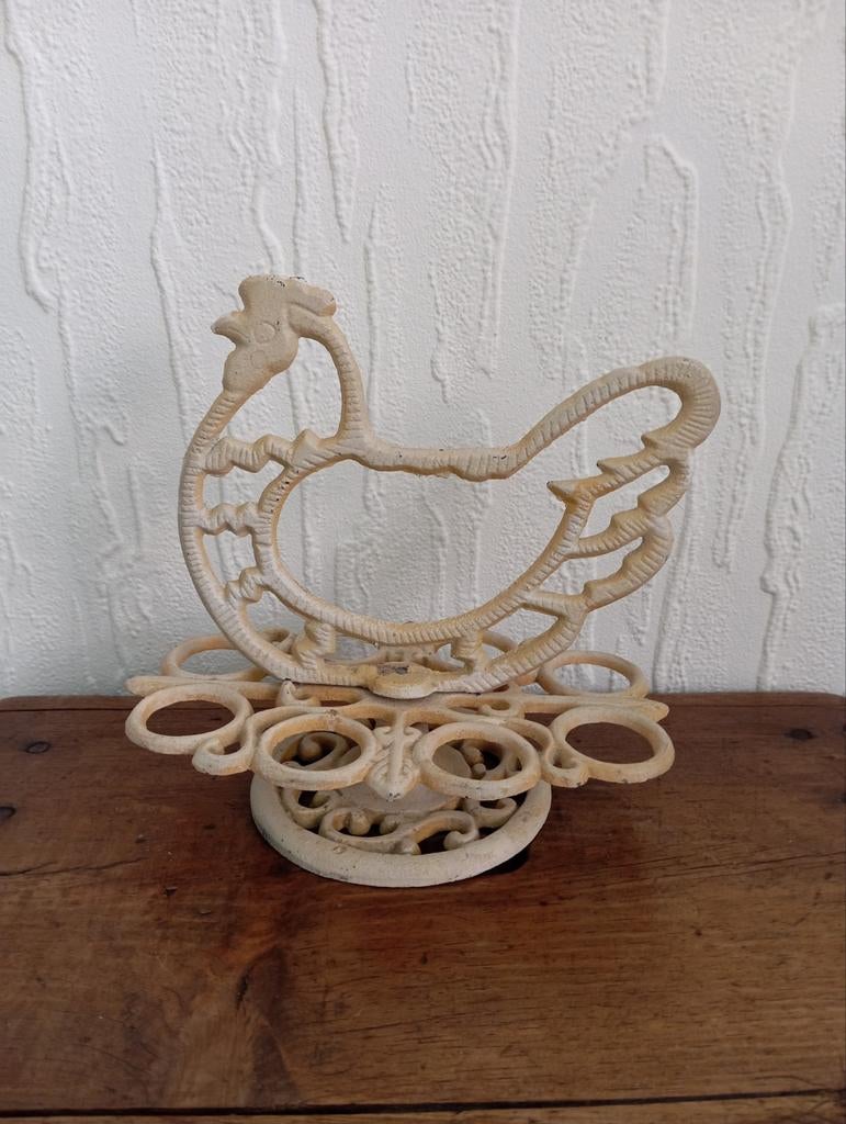 Brocante gietijzeren eierhouder kip., Diversen, Pasen, Nieuw, Ophalen of Verzenden