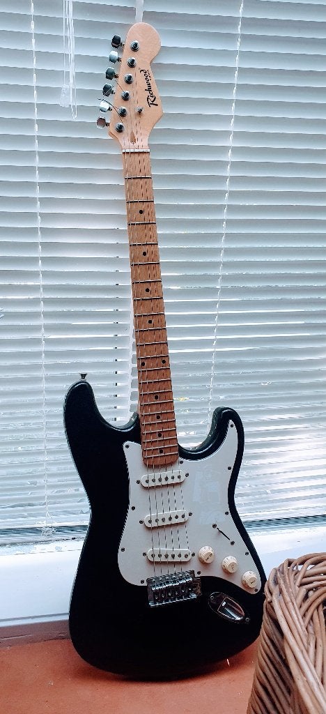 Richwood Stratocaster Elektrische Gitaar Zwart, Ophalen of Verzenden, Gebruikt, Overige typen