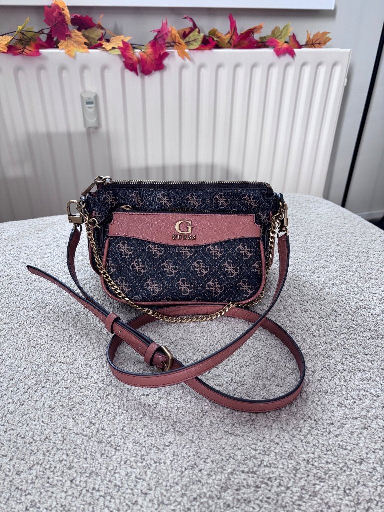 Guess Nell Logo Tas, Ophalen, Zo goed als nieuw, Bruin, Handtas