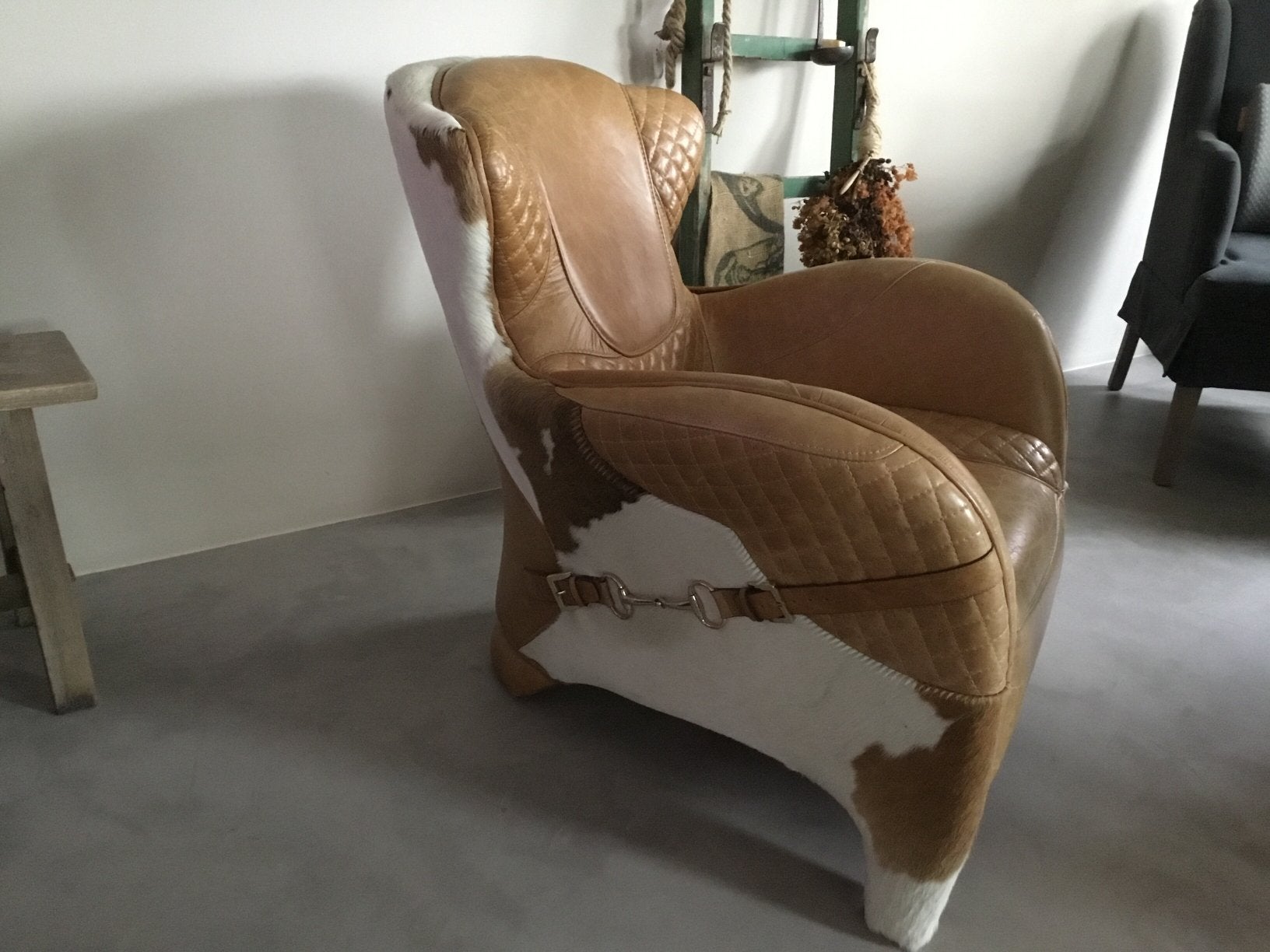 Aparte leren fauteuil vv koeienhuid, Huis en Inrichting, Fauteuils, Ophalen, Zo goed als nieuw