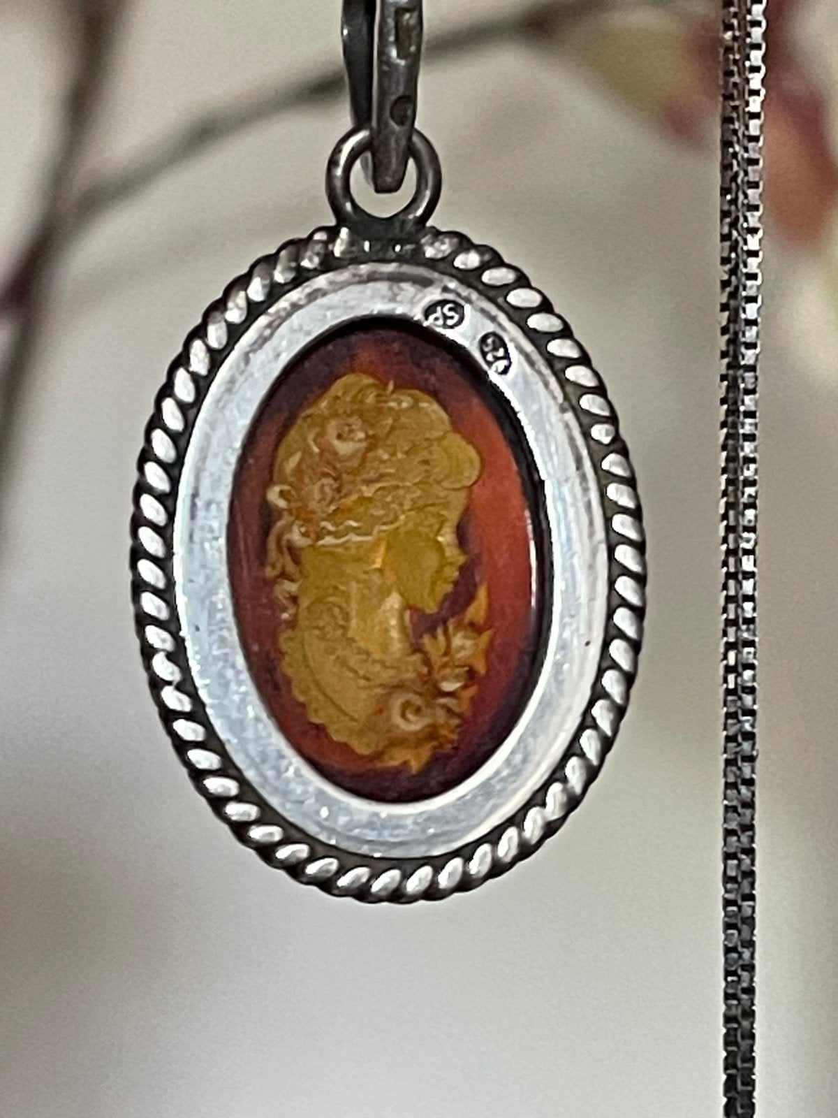 Prachtig zilveren collier met uitgesneden barnsteen hanger, Ophalen of Verzenden, Zilver, Ketting