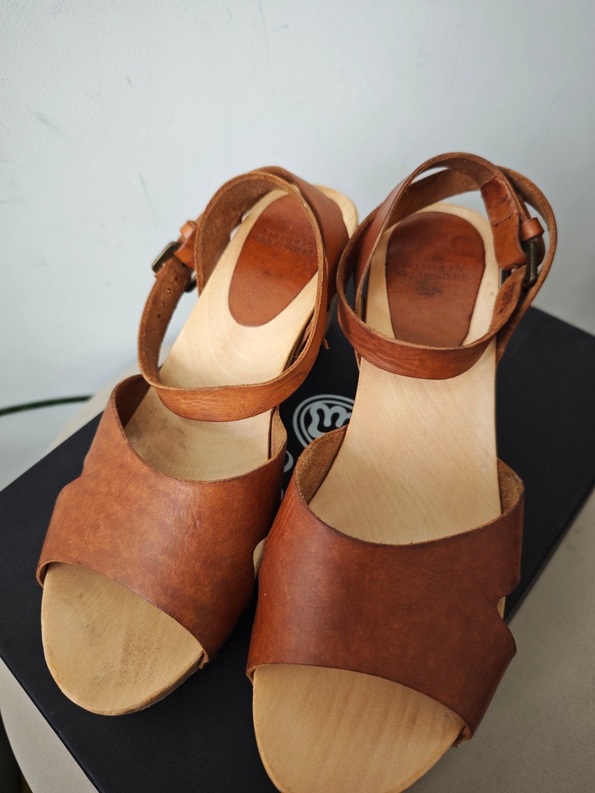Shabbies houten klom sandaal cognac bruin leer maat 37, Kleding | Dames, Schoenen, Instappers, Ophalen of Verzenden, Gedragen