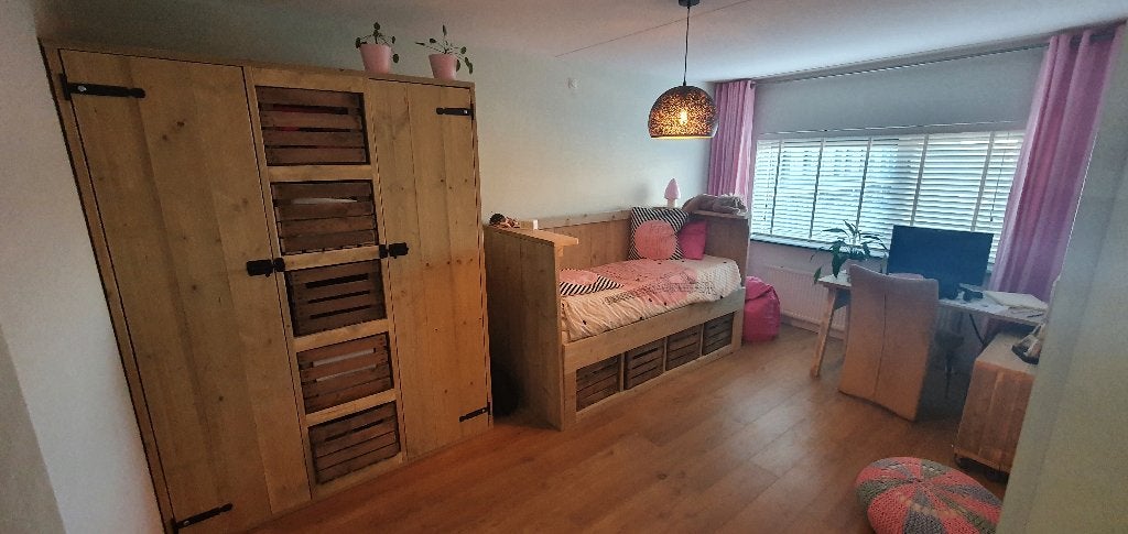 Complete massief houten kamer kledingkast, bed en bureau, Ophalen, Zo goed als nieuw, Eenpersoons, Hout