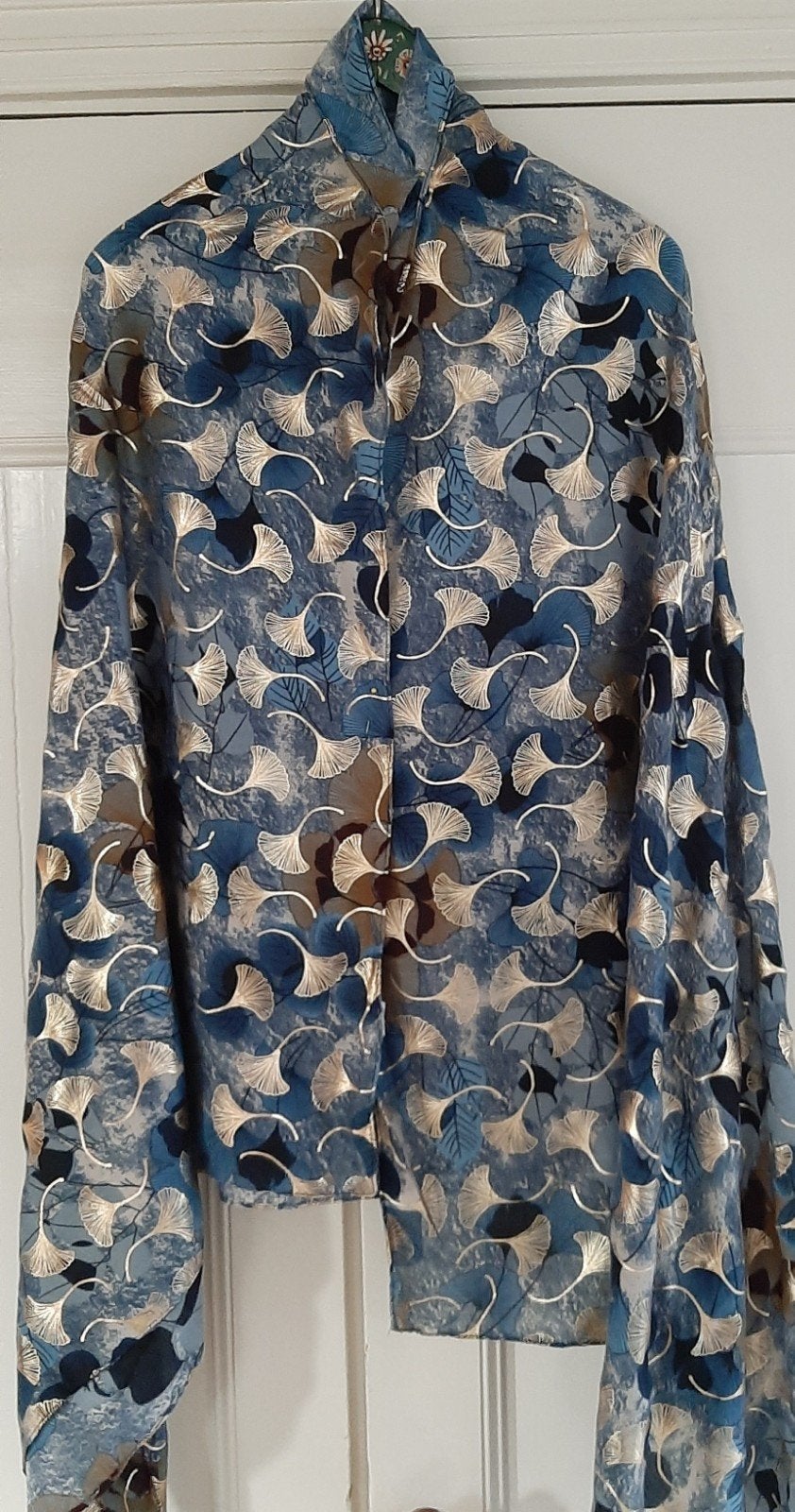 Nieuwe aparte soepelde sjaal blauw met goud bedrukt, Kleding | Dames, Mutsen, Sjaals en Handschoenen, Ophalen of Verzenden, Nieuw
