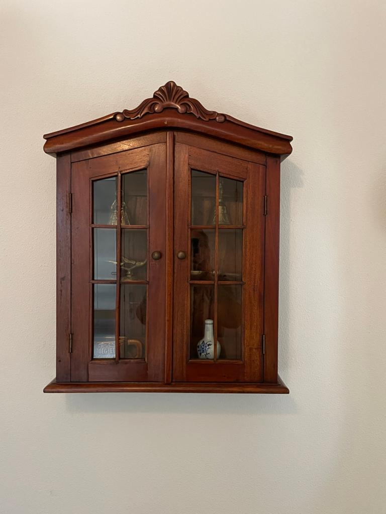 Wandkastje van hout met glazen deurtjes, Ophalen, 25 tot 50 cm, Minder dan 100 cm