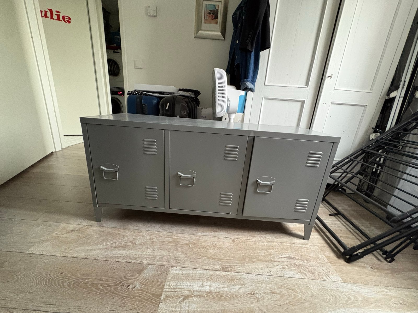 Grijze metalen locker kast - TV meubel, Ophalen of Verzenden, Zo goed als nieuw