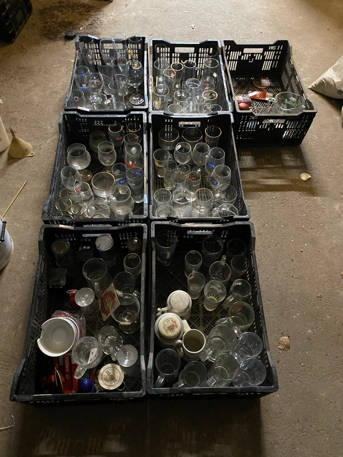 Grote partij diverse bierglazen sierglas bierpullen, Antiek en Kunst, Ophalen
