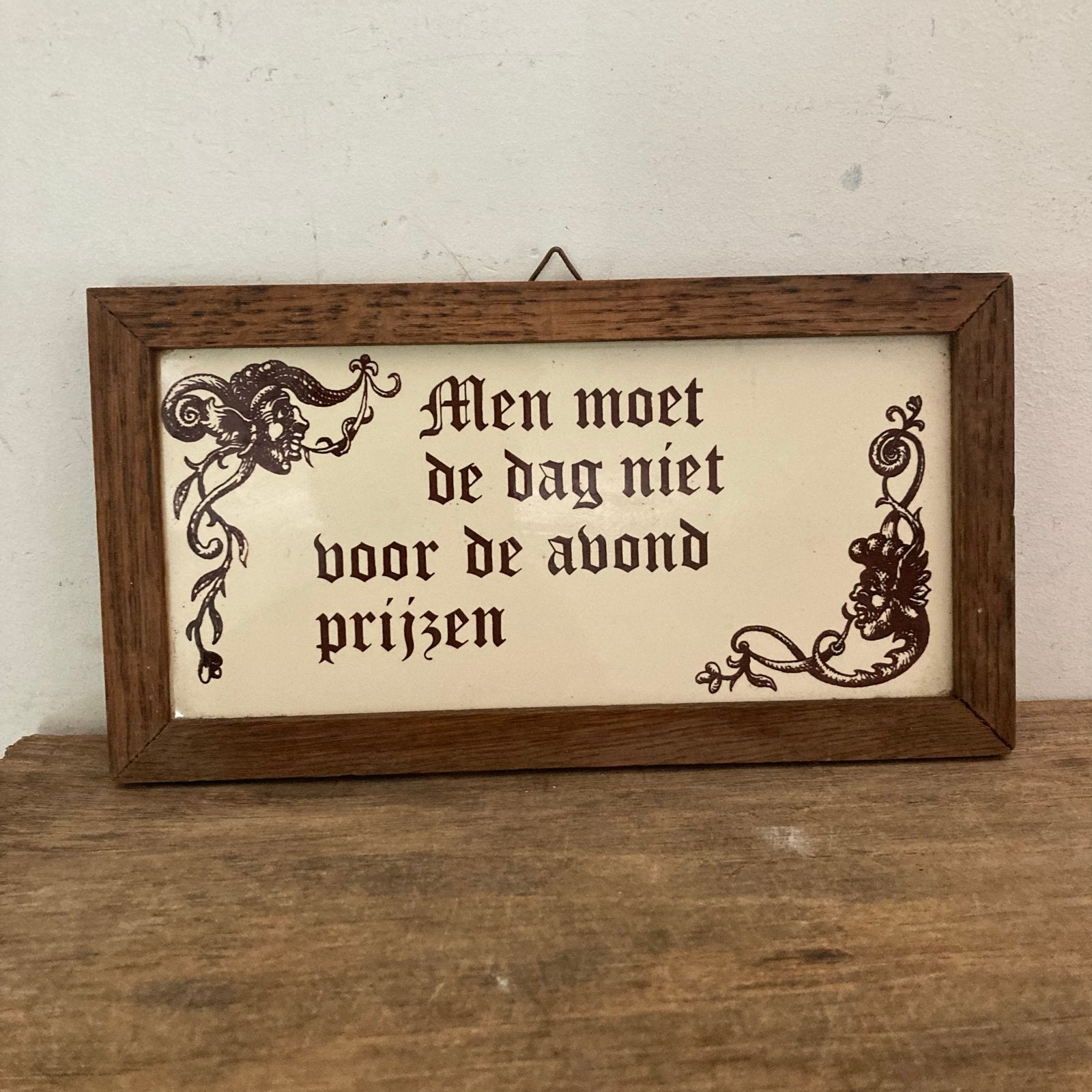 Spreukentegel 22x12 cm - 'Men moet de dag niet voor de avond, Ophalen of Verzenden