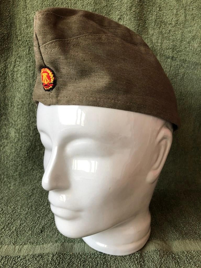 Hoofddeksel, schuitje DDR voor werkuniform (1963), Verzamelen, Ophalen of Verzenden, Landmacht, Duitsland, Embleem of Badge