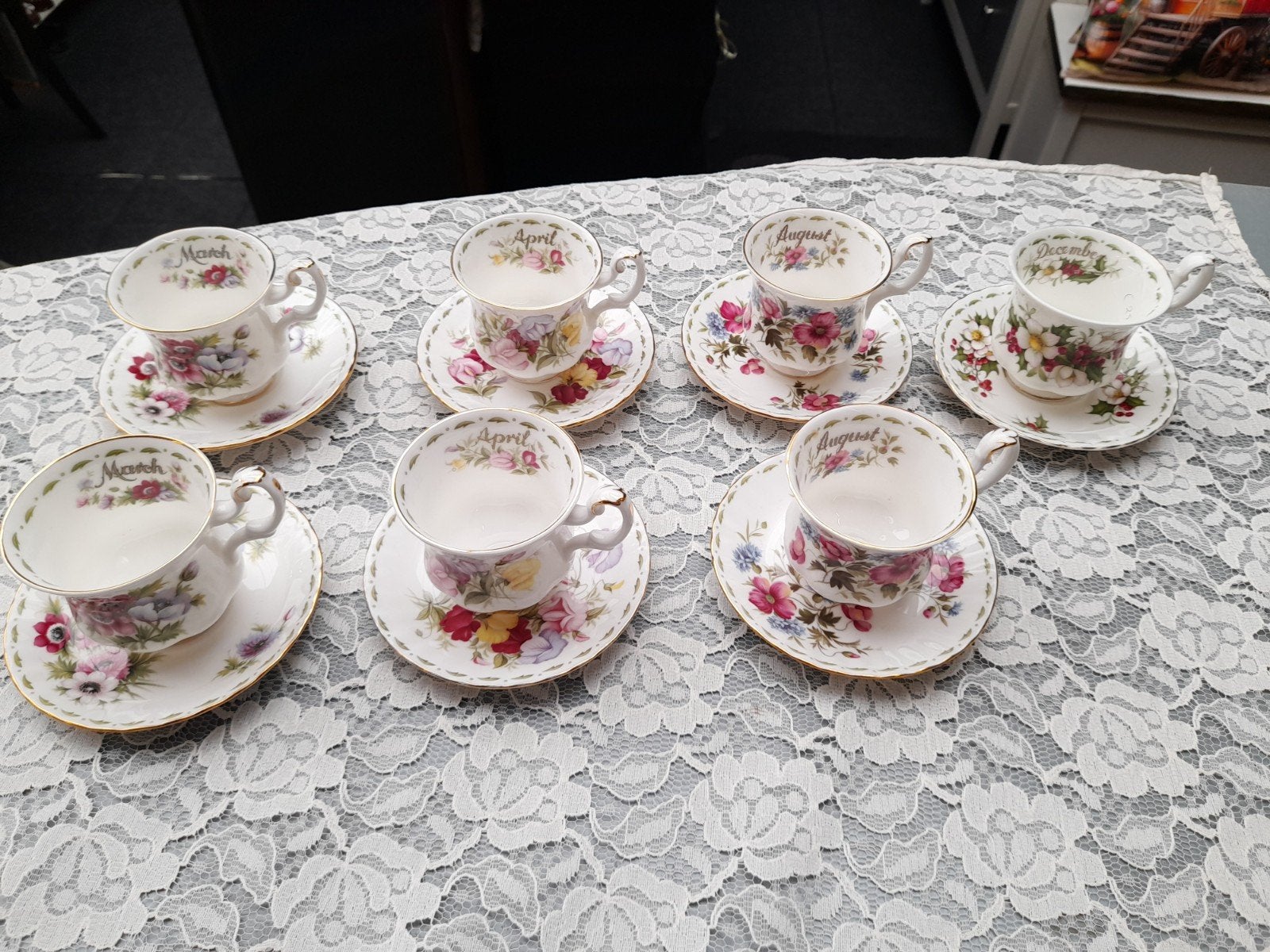 Royal albert flower of the month dames kopjes 25.00 p.s, Ophalen