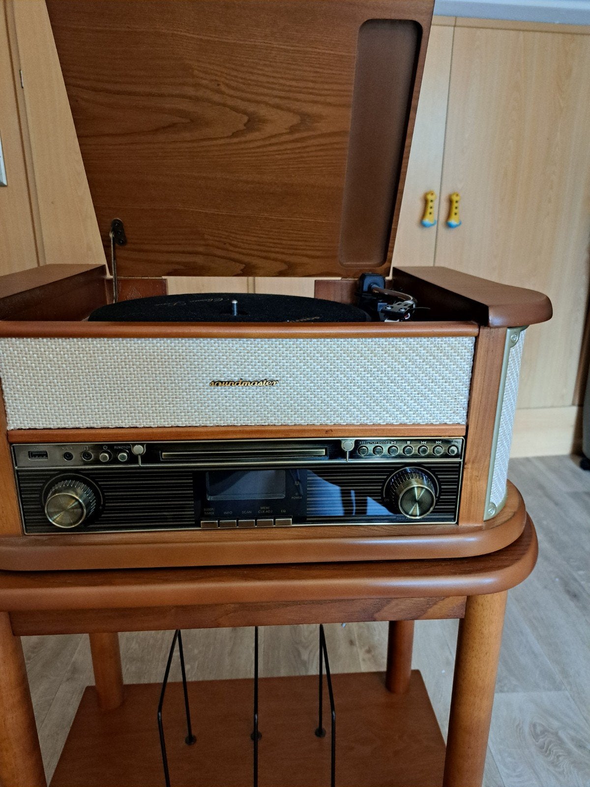 nostalgisch uitziende radio platenspeler ,cd en cass., Audio, Tv en Foto, Platenspelers, Ophalen, Zo goed als nieuw, Overige merken