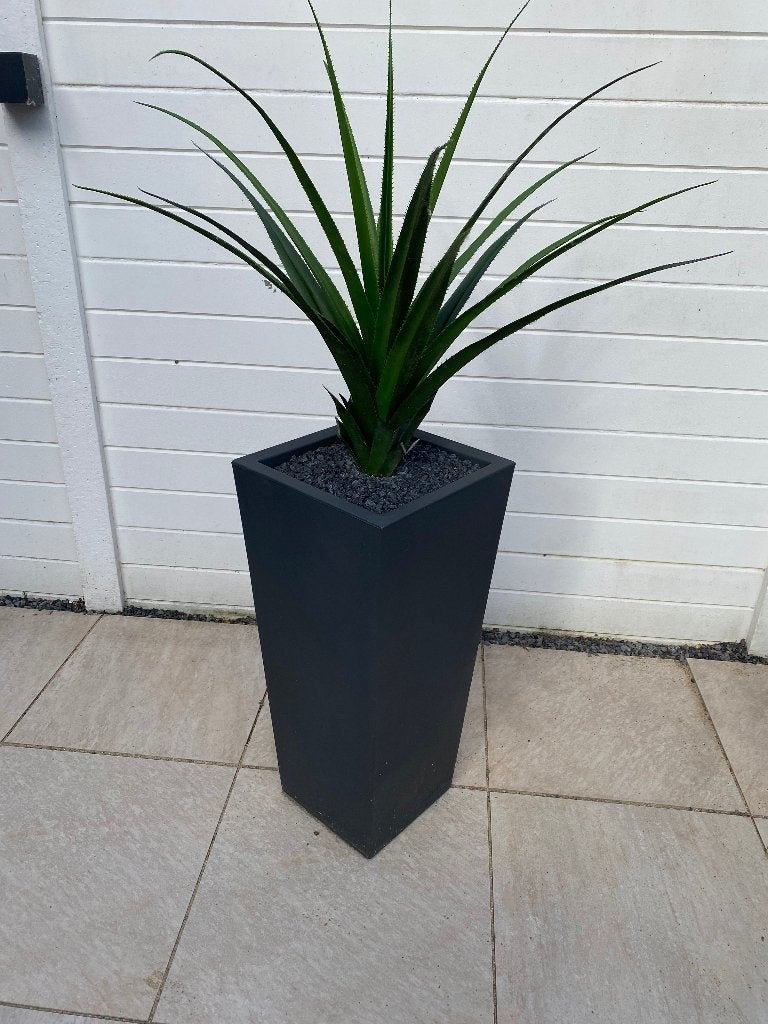 2 Antraciete plantenbakken met ananas kunstplanten, Ophalen, Gebruikt