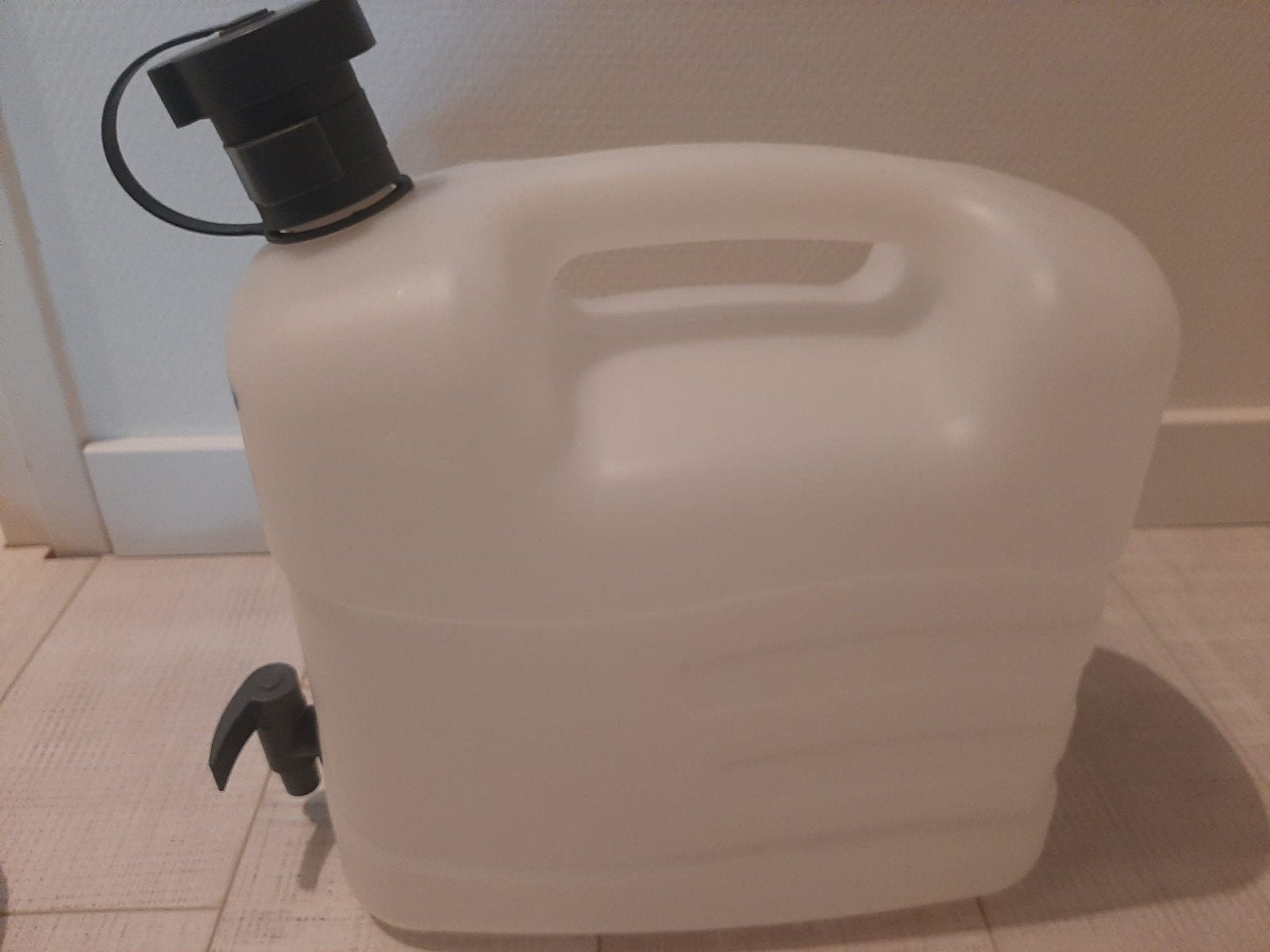 Jerrycan met kraan - 10 liter, Caravans en Kamperen, Ophalen of Verzenden, Zo goed als nieuw