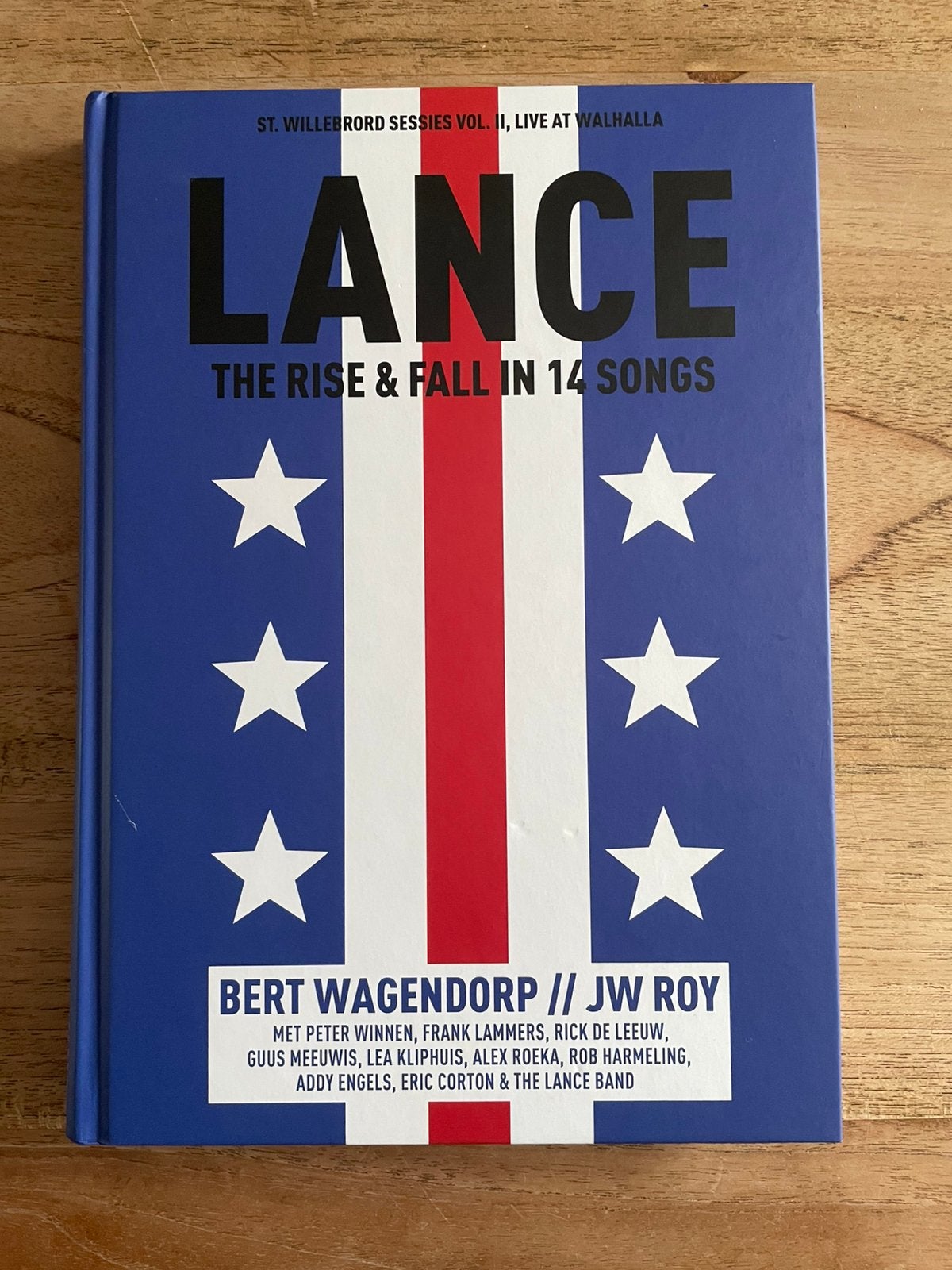 Lance Armstrong - The rise & fall in 14 songs (wielrennen), Boeken, Ophalen of Verzenden, Zo goed als nieuw, Lopen en Fietsen