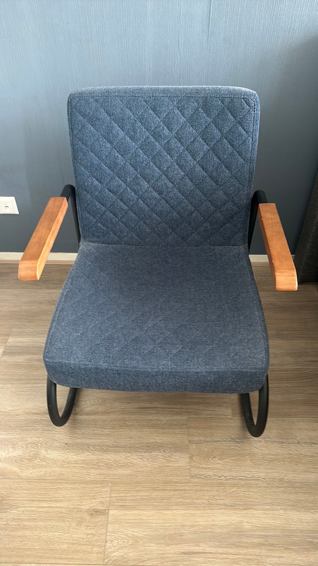 Nette fauteuil van blauwe stof met metalen/houten onderstel, Ophalen, Modern scandinavisch, 75 tot 100 cm, Zo goed als nieuw