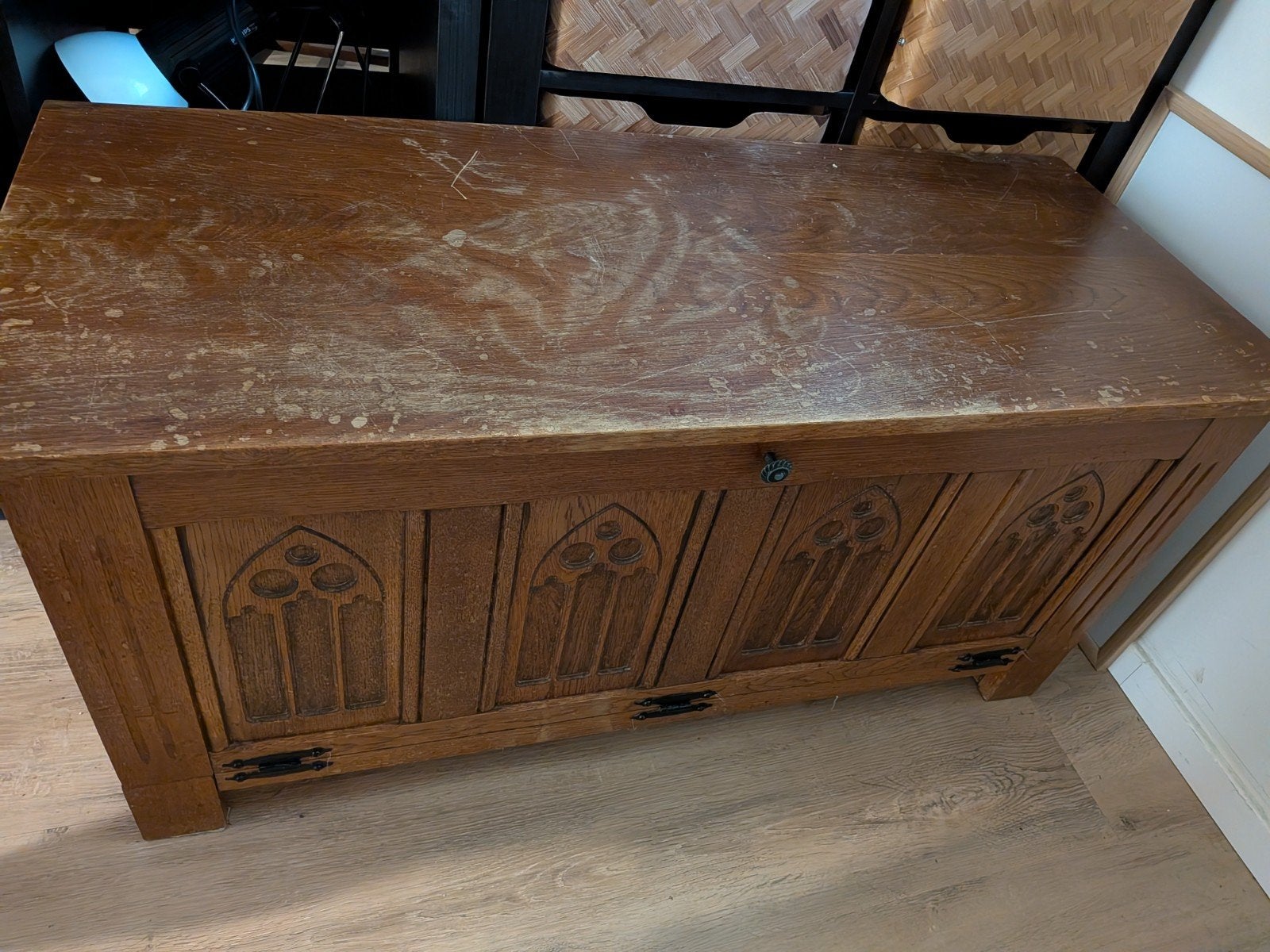 Antiek houten kastje met gotische details, Ophalen of Verzenden