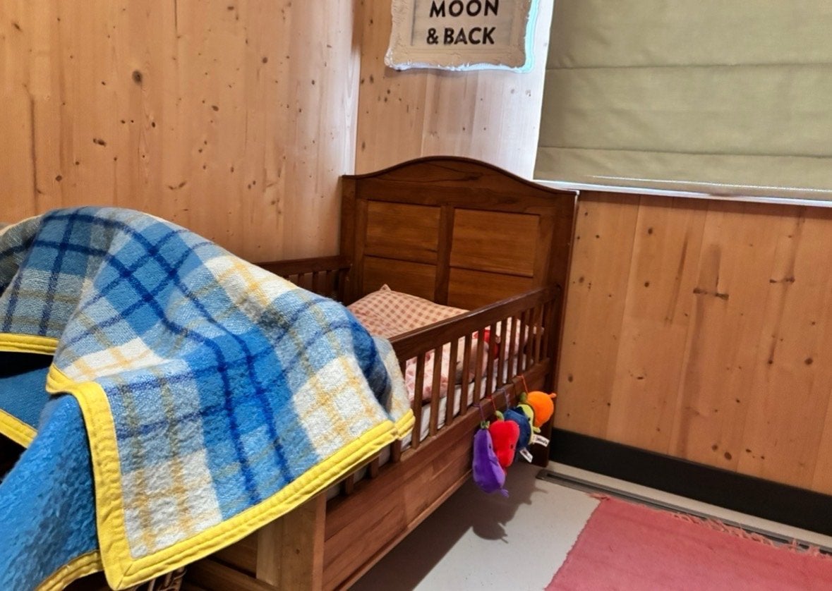 Mooi peuterbed van kwalitatief hout incl. matras, Ophalen, 70 tot 85 cm, Zo goed als nieuw, Minder dan 140 cm