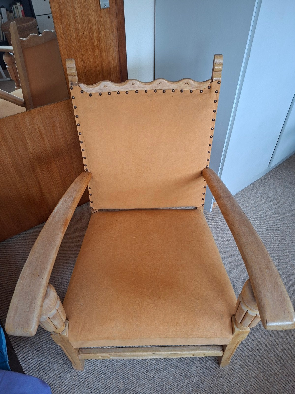 Vintage houten stoel met oranje bekleding, Antiek en Kunst, Antiek | Meubels | Stoelen en Banken, Ophalen