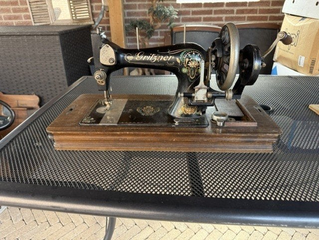 Te koop ouderwetse naaimachine, Ophalen