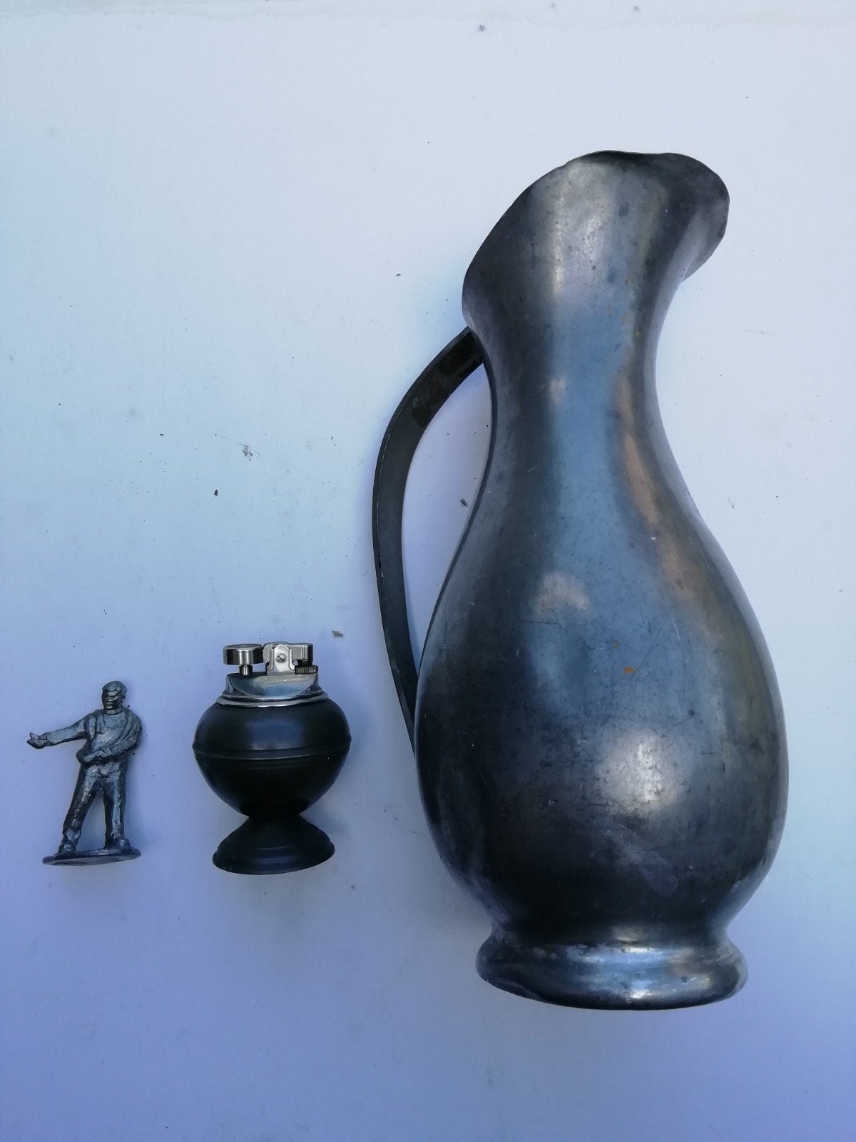 3 tinnen voorwerpen: schenkkan, aansteker en soldaatje, Antiek en Kunst, Antiek | Tin, Ophalen of Verzenden