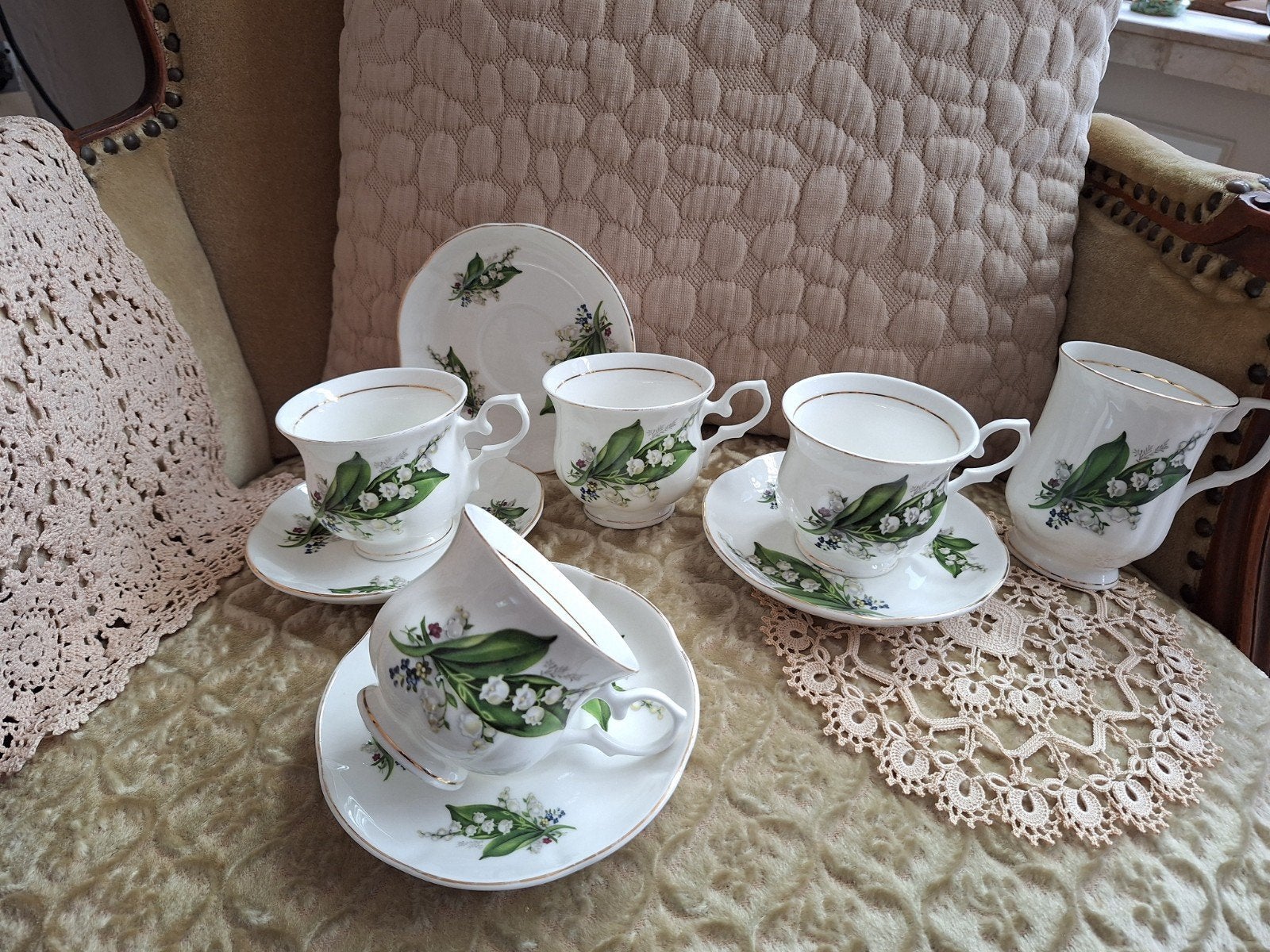 4 Engelse Kopjes en 1 Beker Lelietje van Dalen  ** Mimosa **, Antiek en Kunst, Ophalen of Verzenden