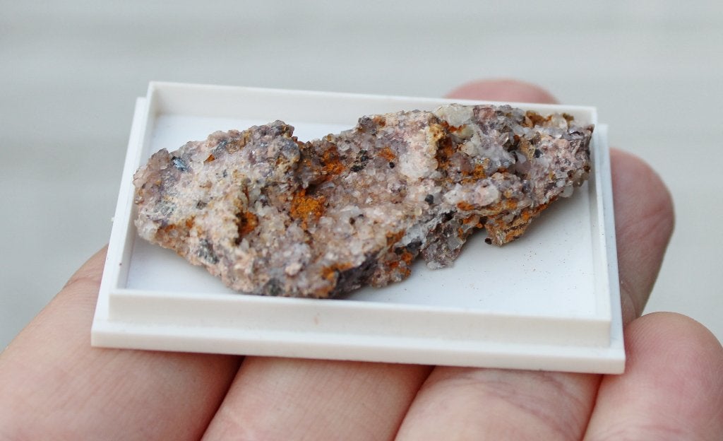 HEMATIET lamellen op KWARTS uit CLARA MIJN in DUITSLAND, Ophalen of Verzenden, Mineraal