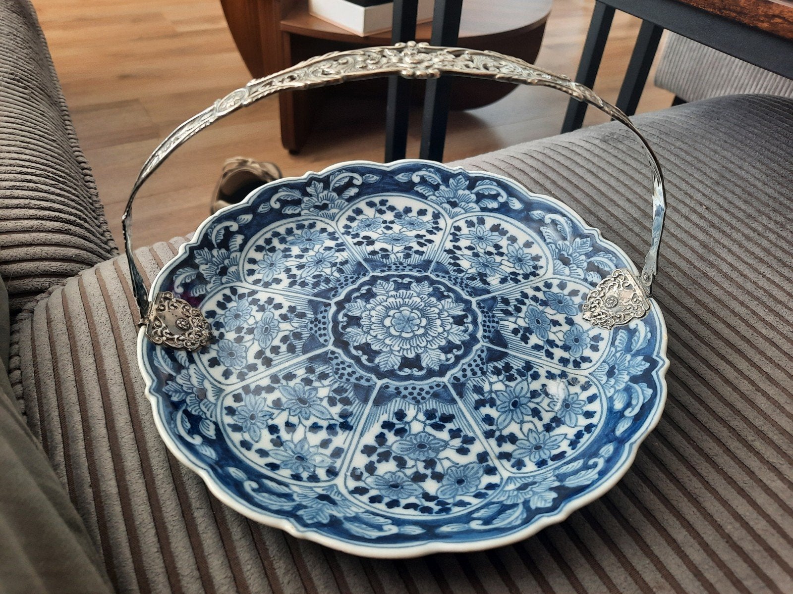 Antieke Makkum Aardewerk Schaal met Zilveren Hengsel, Ophalen of Verzenden