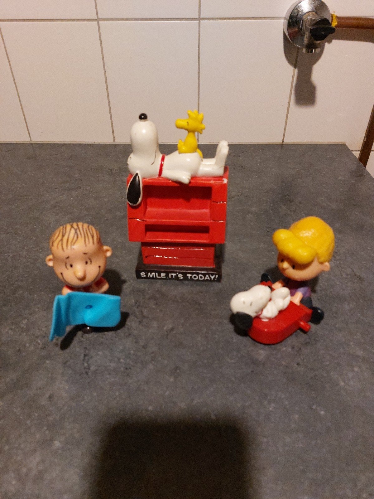 Snoopy en Woodstock beeldje met Charlie Brown en Sally, Ophalen of Verzenden