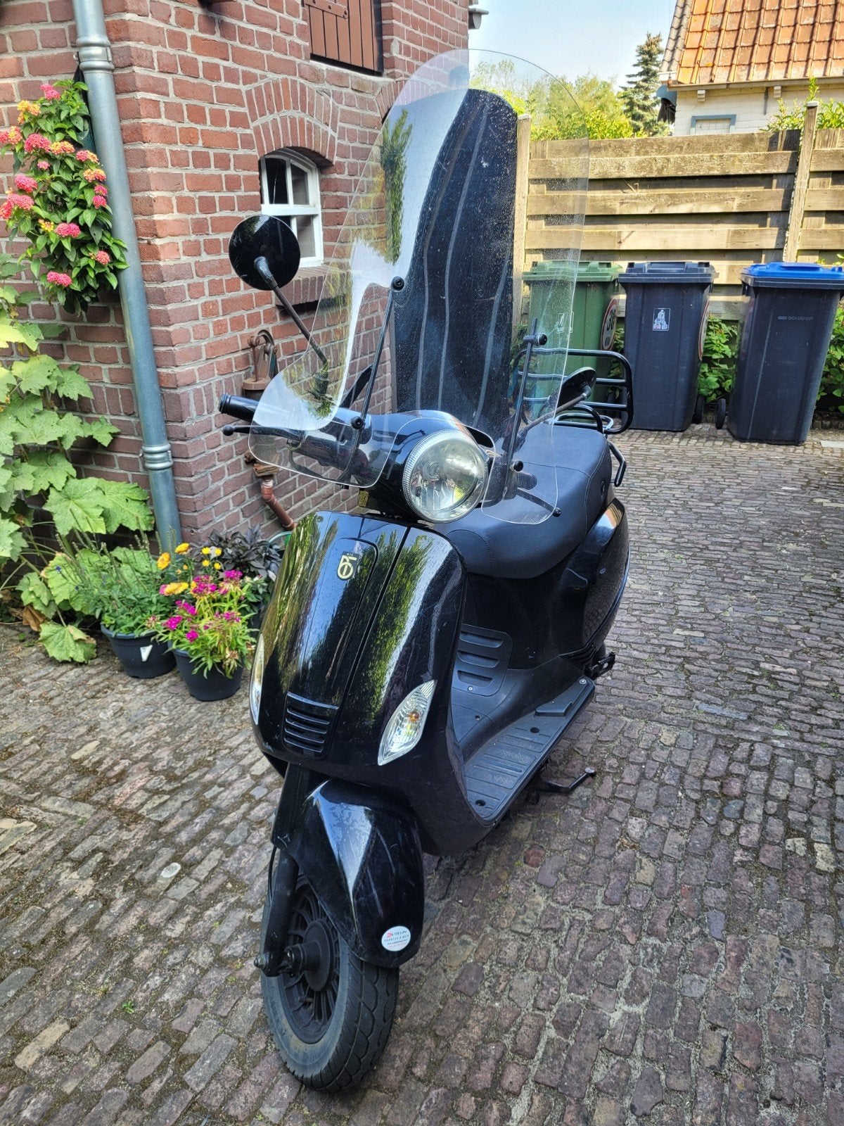 Zwarte scooter met windscherm - start niet, Ophalen of Verzenden, Gebruikt, Benzine, Overige merken