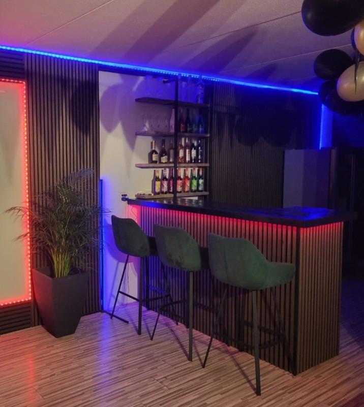 Moderne bar met wandrek voor drank (excl. krukken), Ophalen of Verzenden, Gebruikt