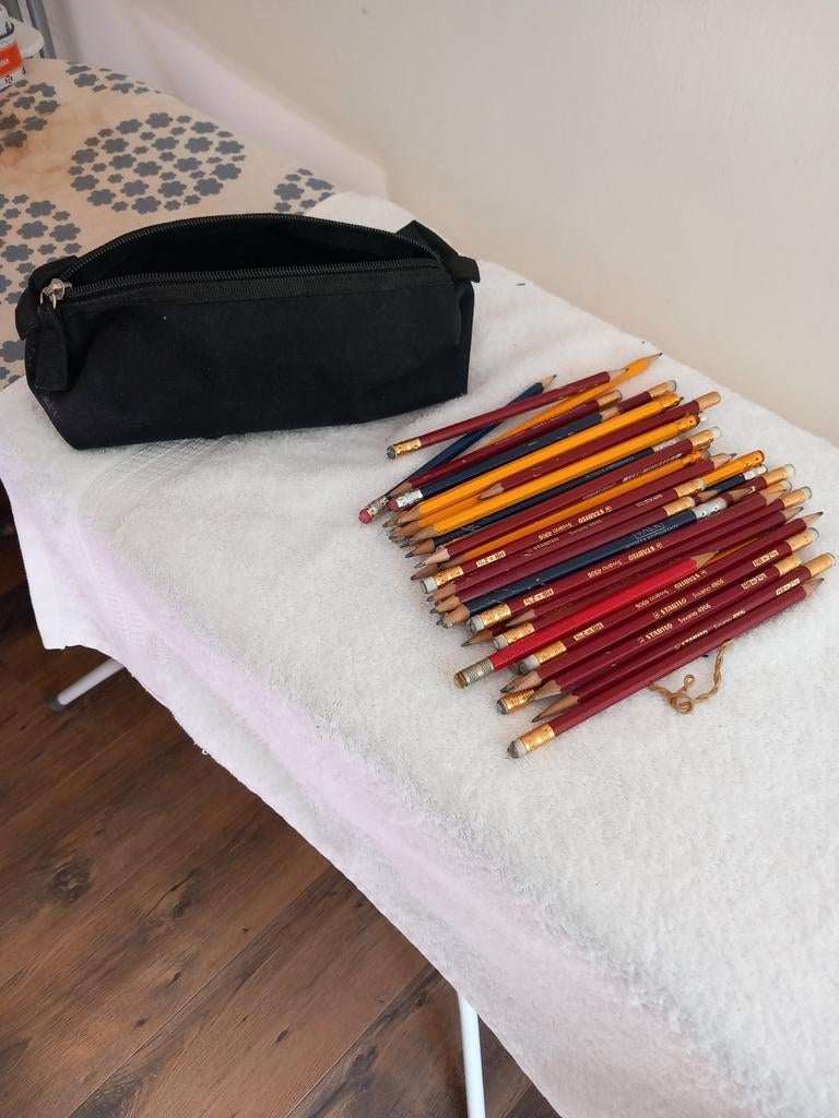 Diverse potloden met gummetje en zwart etui, Hobby en Vrije tijd, Tekenen, Ophalen of Verzenden, Potlood of Stift