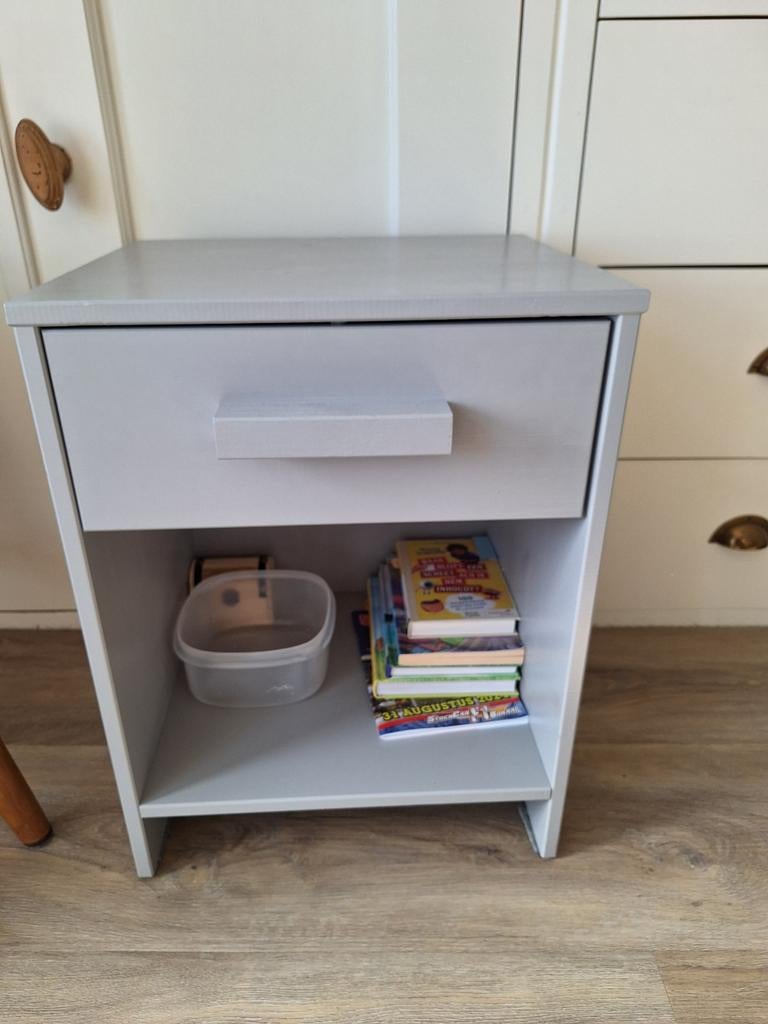 Woood nachtkastje Dennis met lade en open vak, Huis en Inrichting, Slaapkamer | Nachtkastjes, Zo goed als nieuw, Minder dan 55 cm