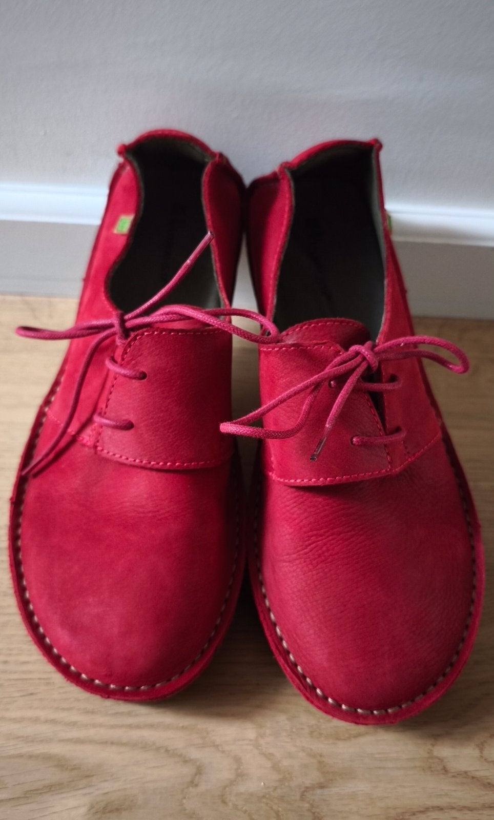 Nieuwe El Naturalista schoenen! 40, Schoenen met lage hakken, Ophalen of Verzenden, Zo goed als nieuw, Rood