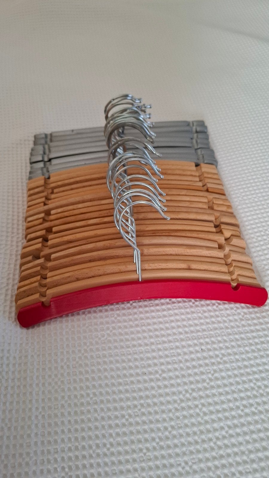 28 babykleerhangers: hout, grijs en rood met clips, Ophalen, Gebruikt