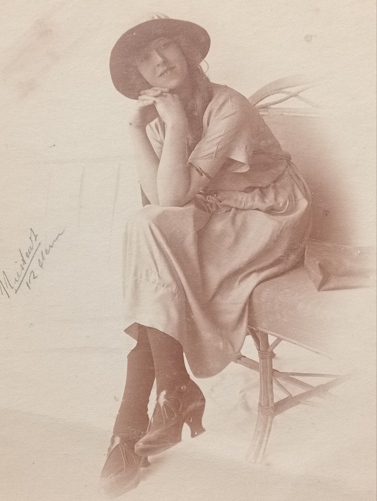 Vrouw met hoed oude foto Atelier Niestadt Rotterdam, Antiek en Kunst, Ophalen of Verzenden