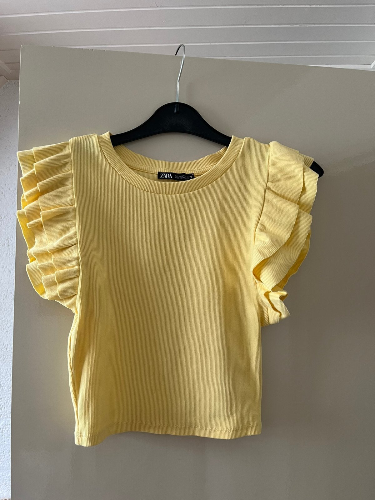 Geel en rood topje z.g.a.n. mt S, Ophalen of Verzenden, Zo goed als nieuw, Korte mouw, Maat 36 (S)