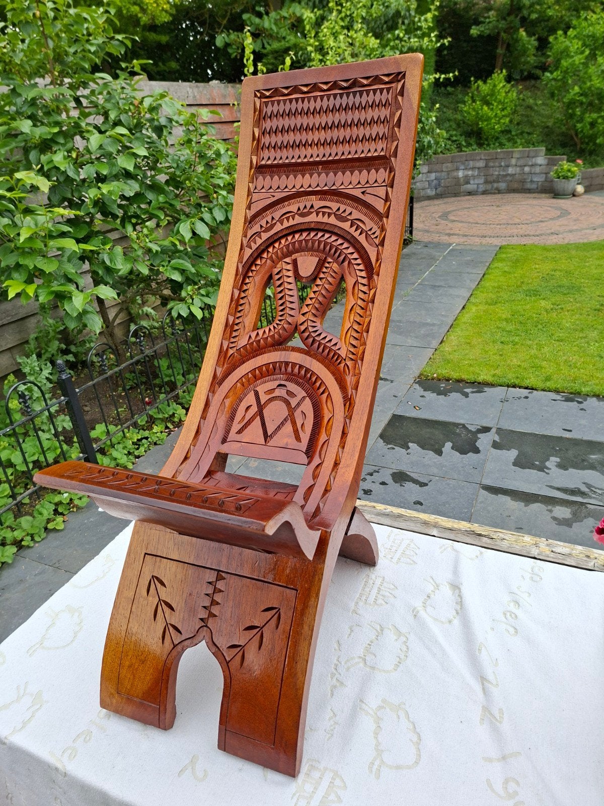 Prachtige antieke Afrikaanse stoel met houtsnijwerk, Antiek en Kunst, Antiek | Meubels | Stoelen en Banken, Ophalen of Verzenden