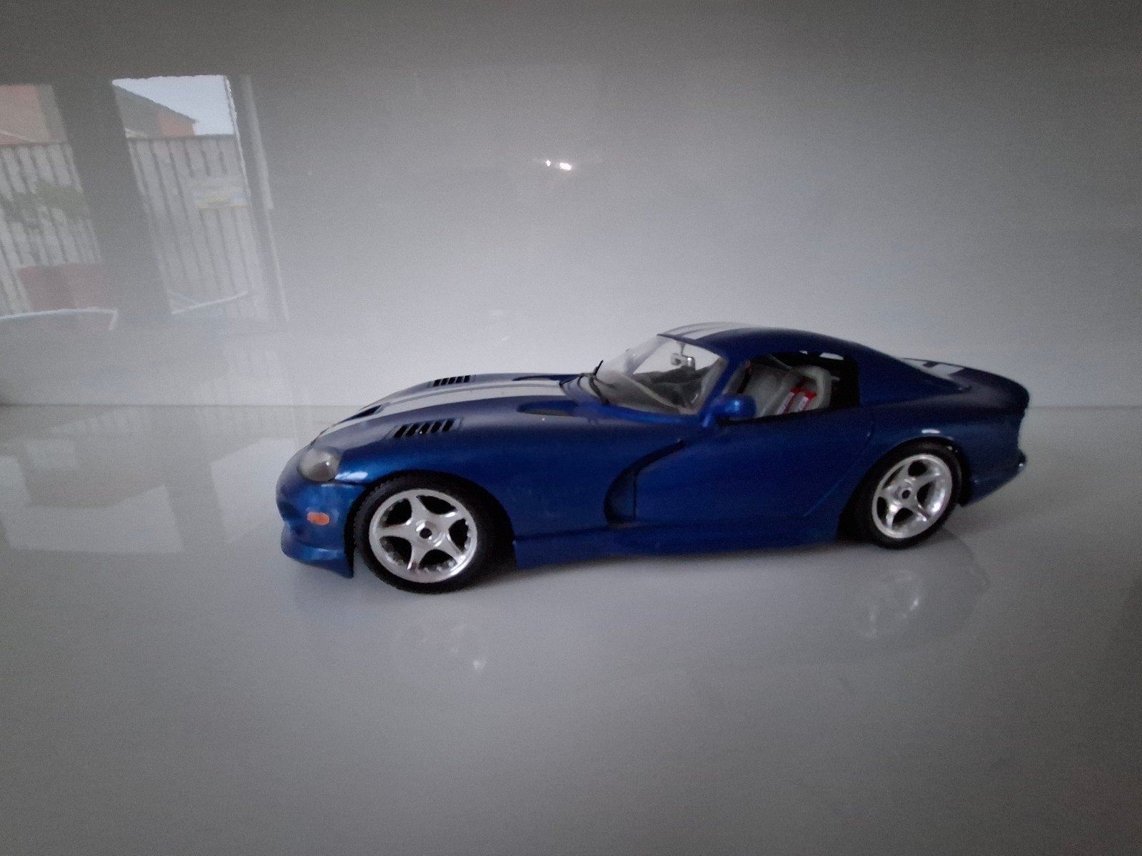 Bburago Dodge Viper GTS 1:18 - Blauw met witte strepen, Ophalen of Verzenden, Zo goed als nieuw, Bburago