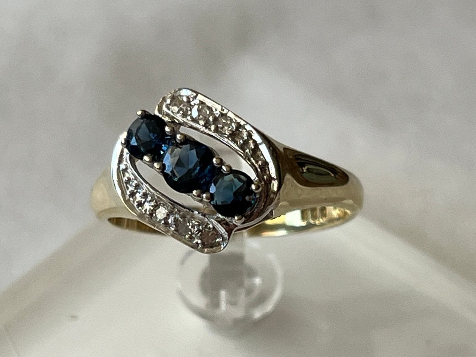 Gouden ring met blauwe Saffier en Diamant, 14 CT, Maat 18, Verzenden, Zo goed als nieuw, 17 tot 18, Met edelsteen