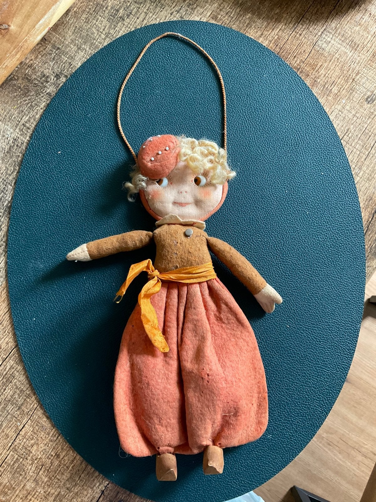 Antiek rare Dutch vilt bellhop 1930 doll pop googly eyed, Ophalen of Verzenden