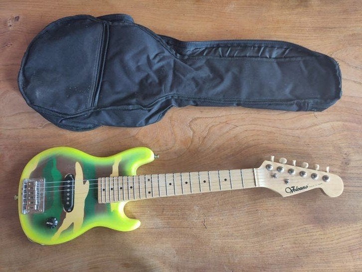 Volcano Rock Kindergitaar 1/2 Maat met Tas - Camouflage, Ophalen of Verzenden, Gebruikt, Solid body, Overige merken
